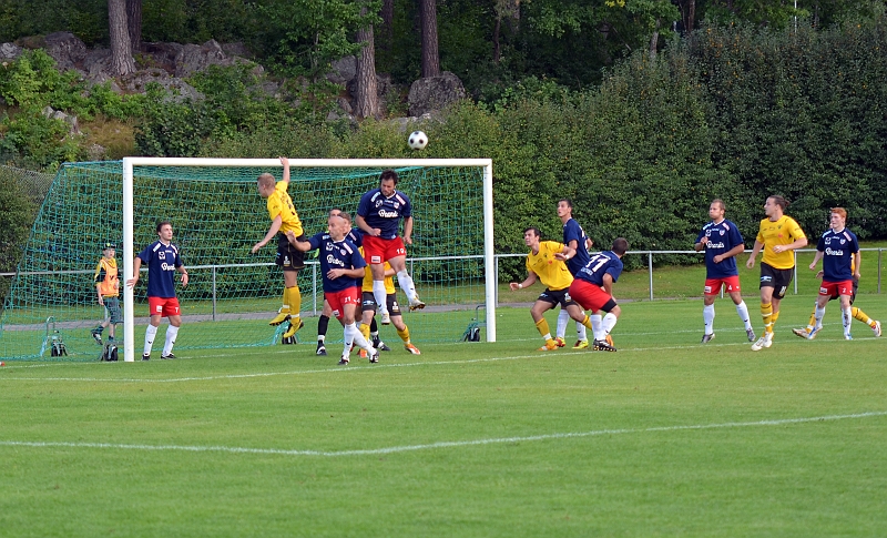 2011_0821_16.JPG - Nordvärmlands försvar nickar undan bollen efter en hörna för Södra